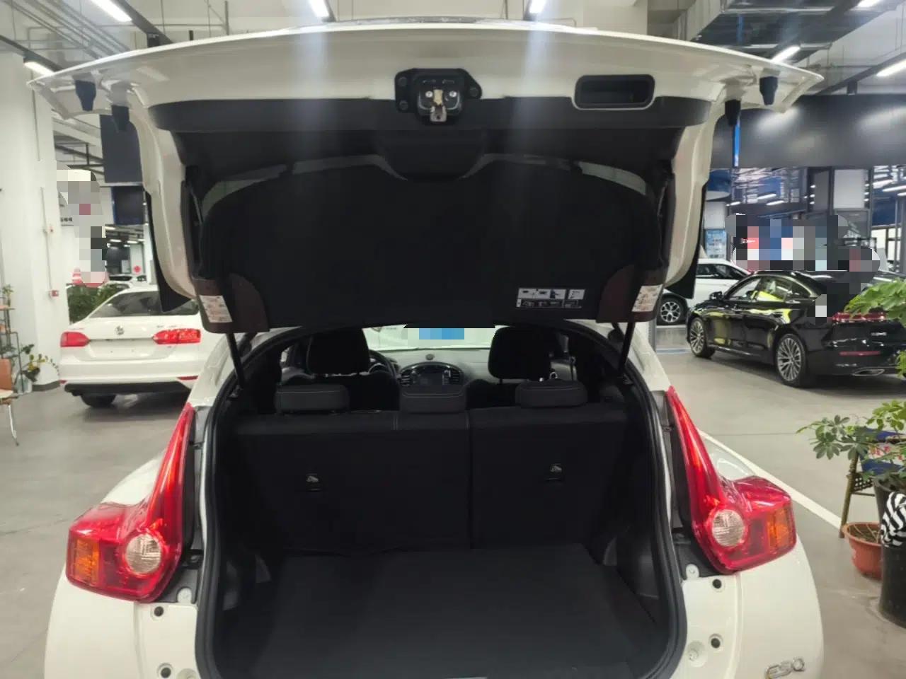 Infiniti ESQ 2014 1.6L Spontaneous Edition — миниатюра 22