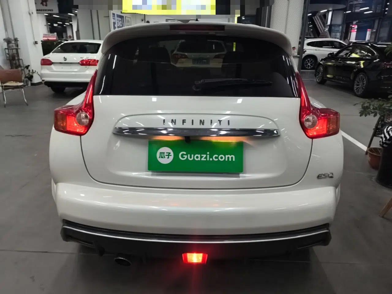 Infiniti ESQ 2014 1.6L Spontaneous Edition — миниатюра 5