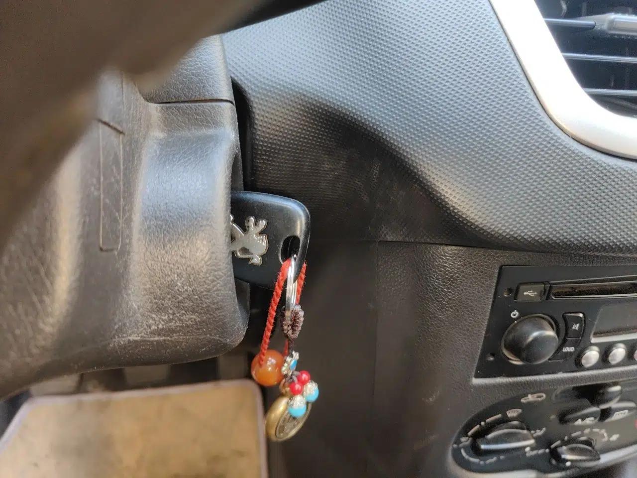 Peugeot 207 2011 Hatchback 1.4L Manual Yule Edition — миниатюра 9