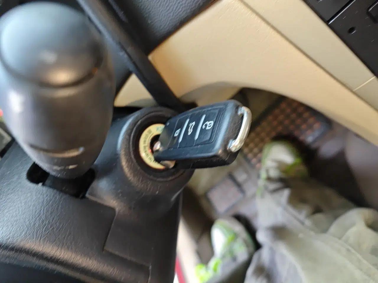 Peugeot 307 2010 Sedan 1.6L Manual Comfort Edition — миниатюра 9