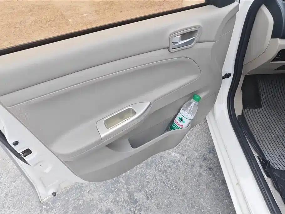 Yuexiang V3 2015 1.4L Manual Comfort Edition (National V Emission Standard) — миниатюра 7