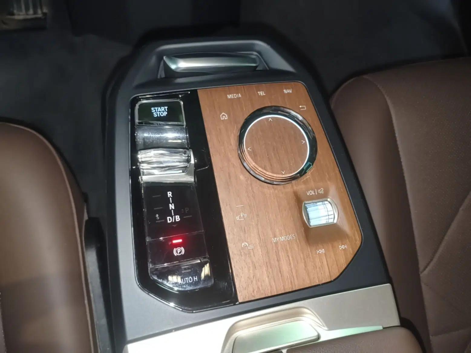 BMW iX 2023 Updated xDrive40 — миниатюра 17
