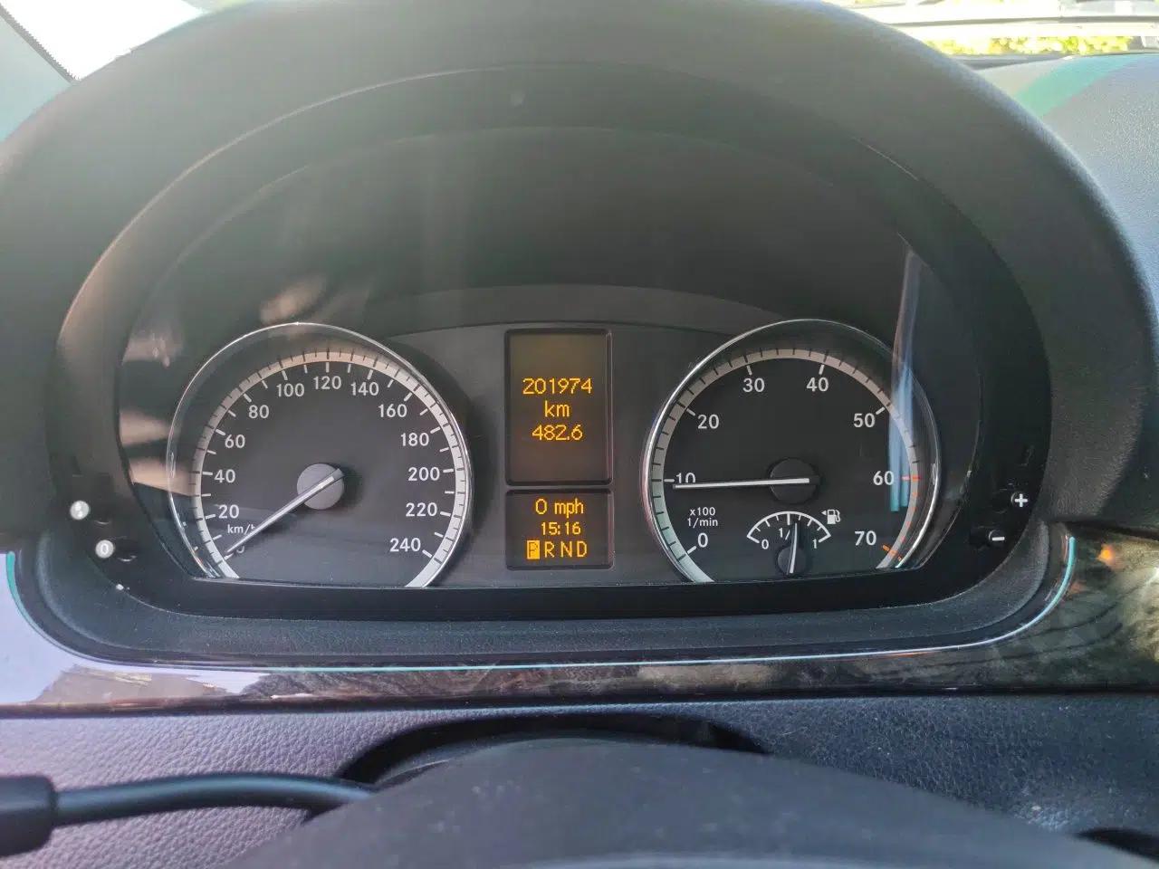 Mercedes-Benz Viano 2011 3.5L 125th Anniversary Edition 7 Seats — миниатюра 12