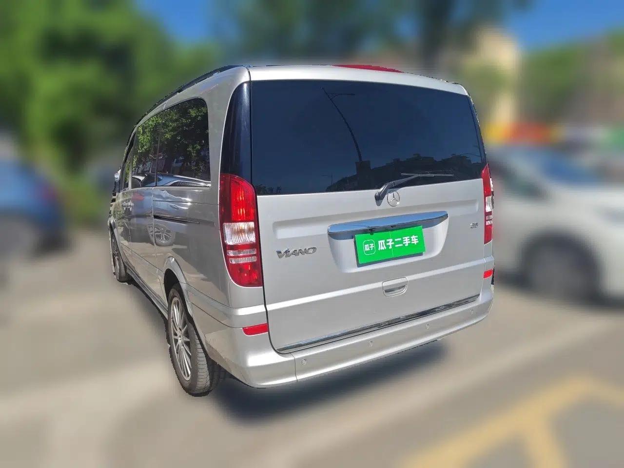 Mercedes-Benz Viano 2011 3.5L 125th Anniversary Edition 7 Seats — миниатюра 4