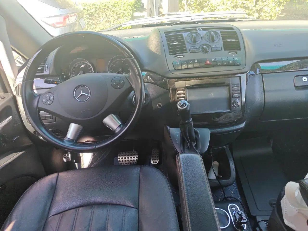 Mercedes-Benz Viano 2011 3.5L 125th Anniversary Edition 7 Seats — миниатюра 10