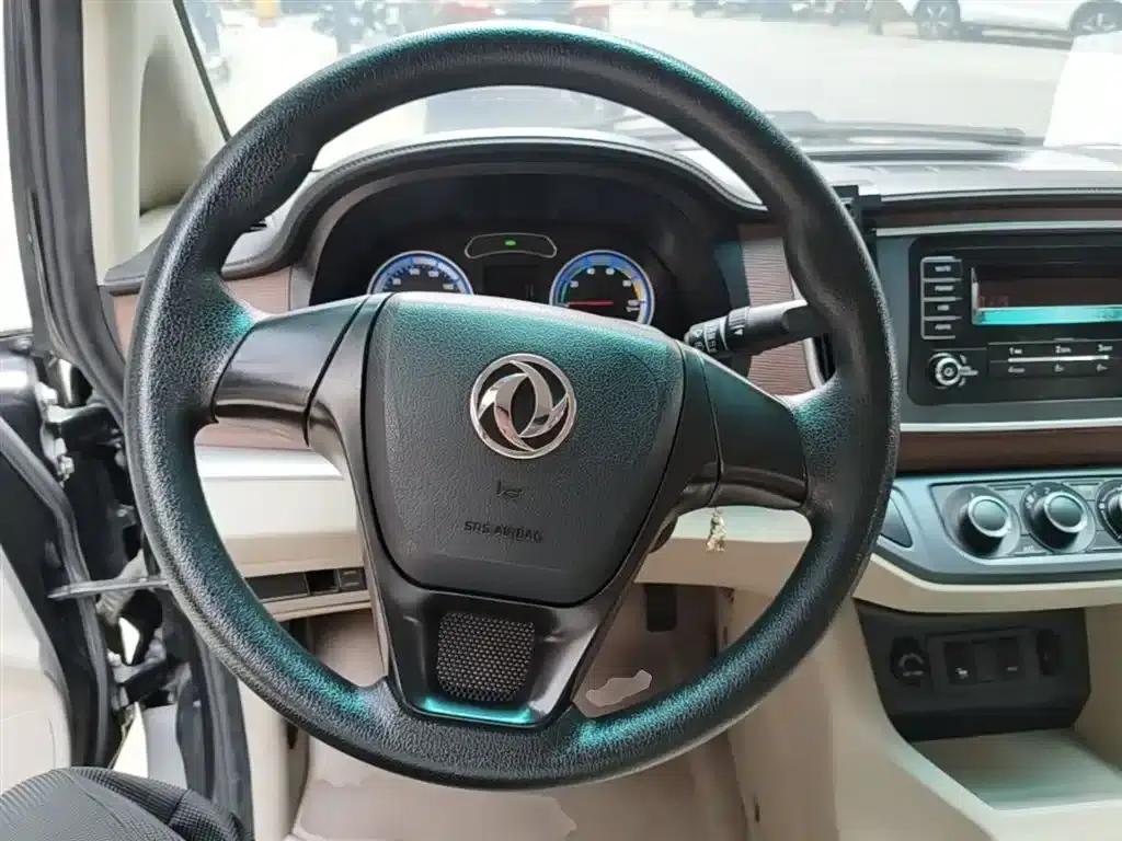 Lingzhi New Energy 2020 Long-Range Edition Comfort 7-Seater — миниатюра 11