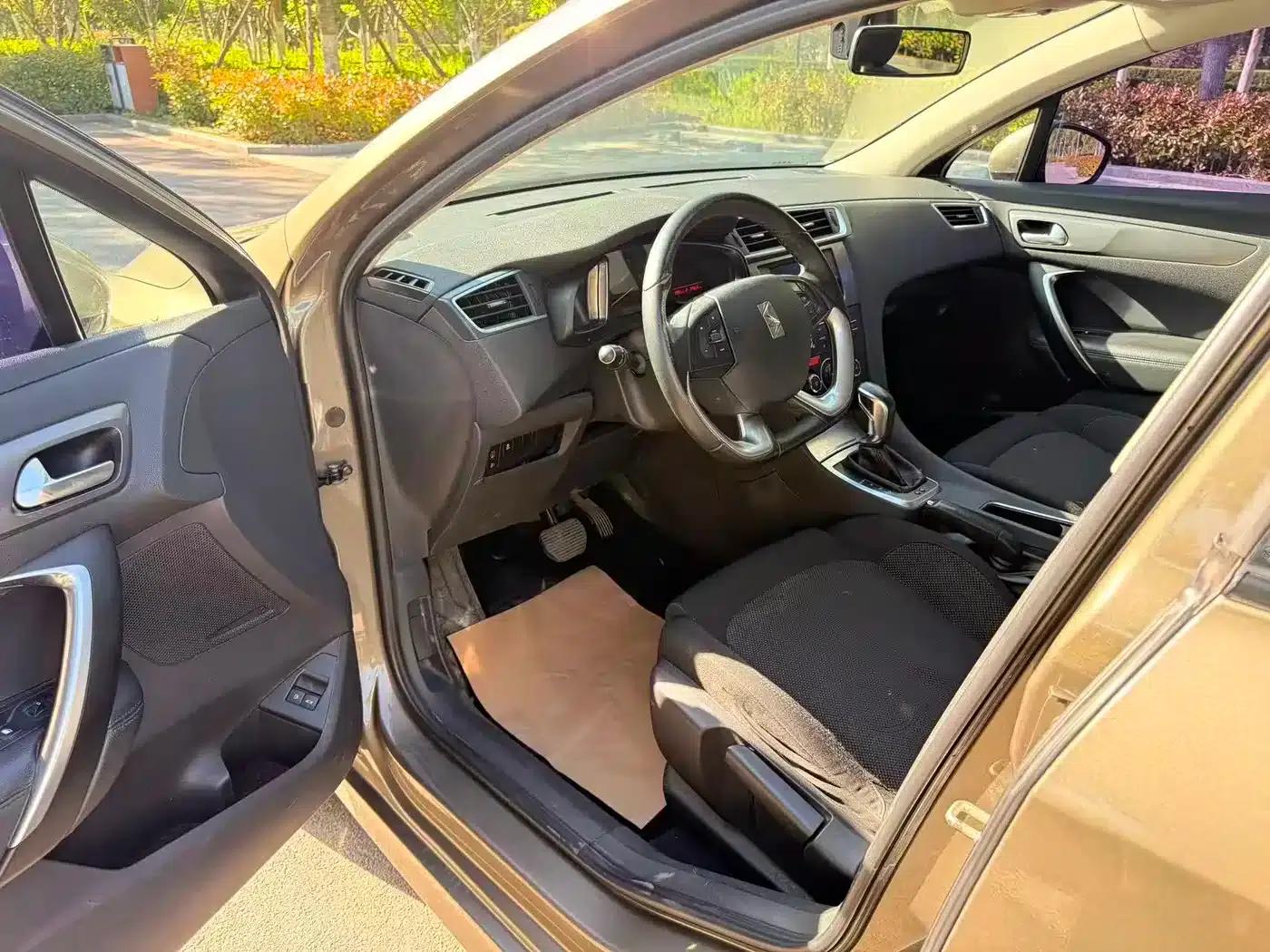 DS 5LS 2014 1.8L Automatic Comfort Edition VTi140 — миниатюра 12