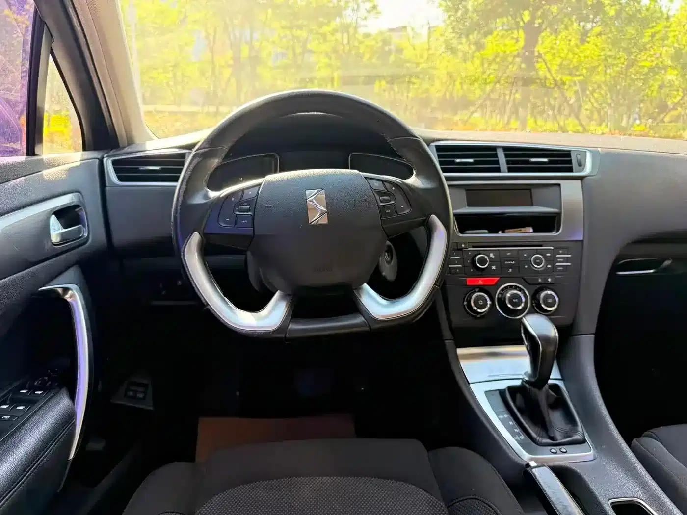 DS 5LS 2014 1.8L Automatic Comfort Edition VTi140 — миниатюра 16