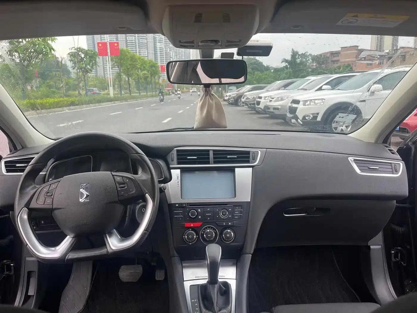 DS 5LS 2014 1.8L Automatic Comfort Edition VTi140 — миниатюра 8