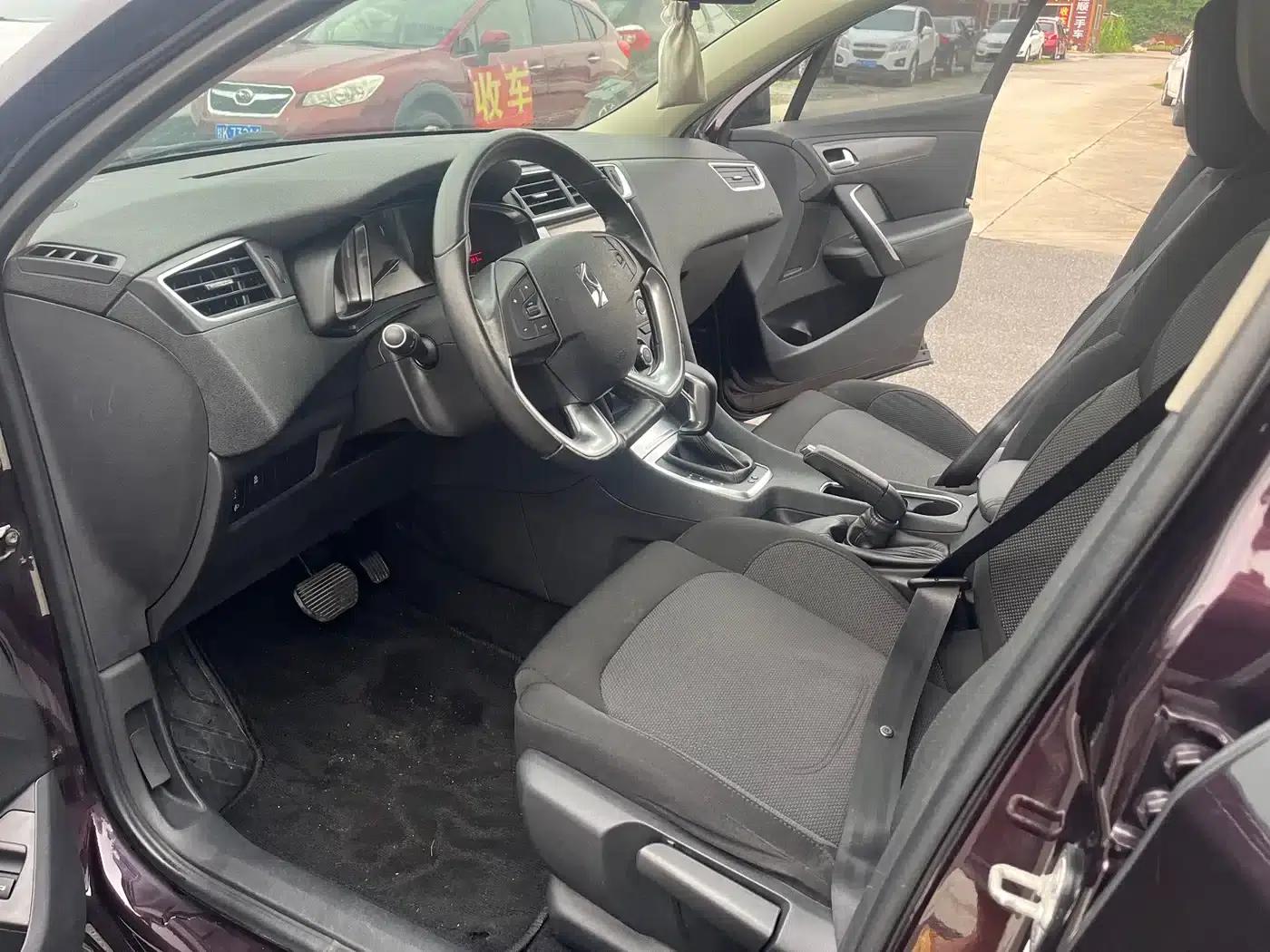 DS 5LS 2014 1.8L Automatic Comfort Edition VTi140 — миниатюра 9