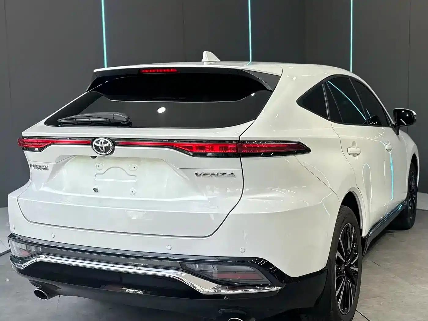 Venza 2023 2.0L CVT 2WD Premium Edition — миниатюра 6