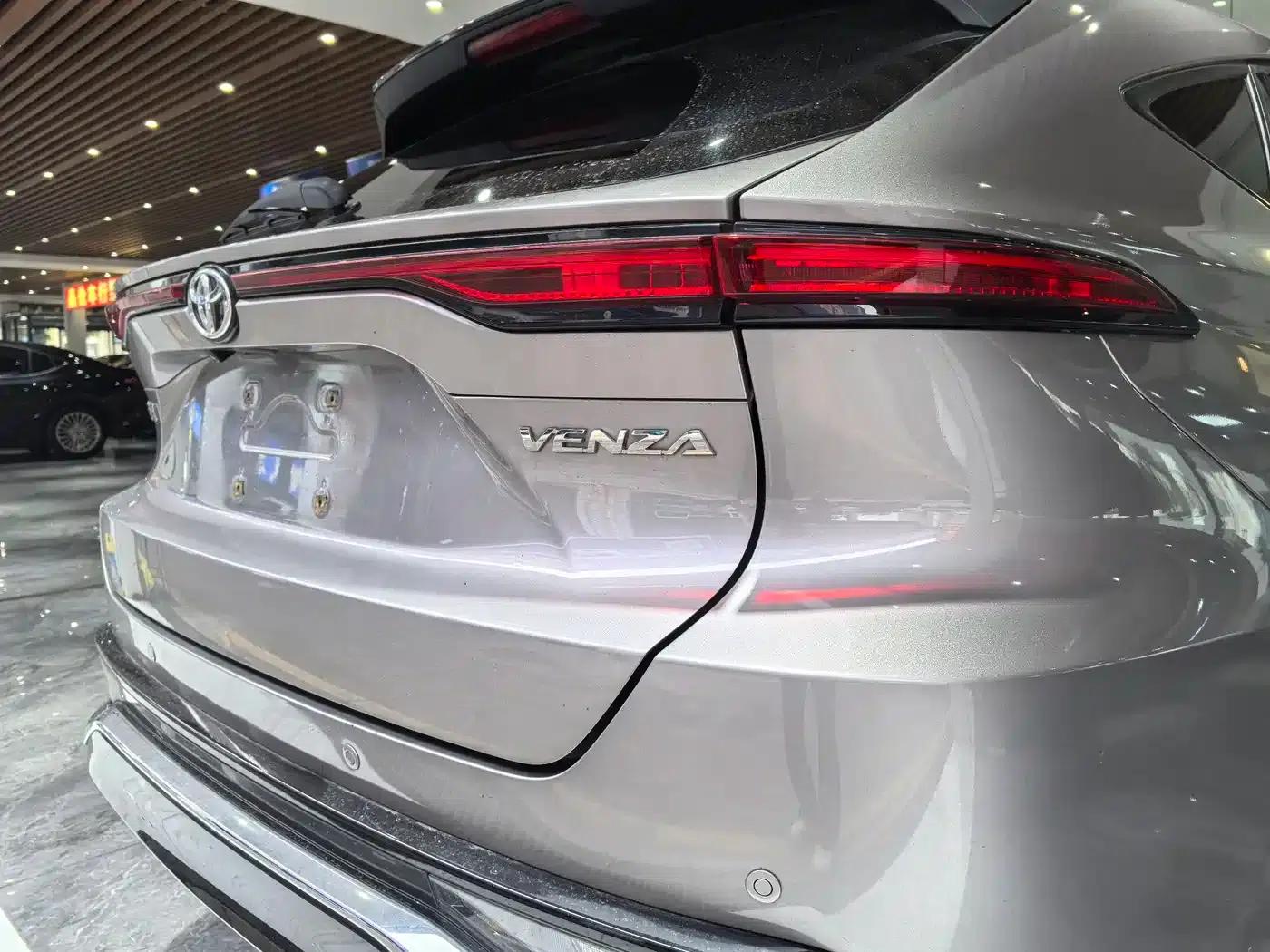 Venza 2022 2.0L CVT 2WD Luxury Edition — миниатюра 16