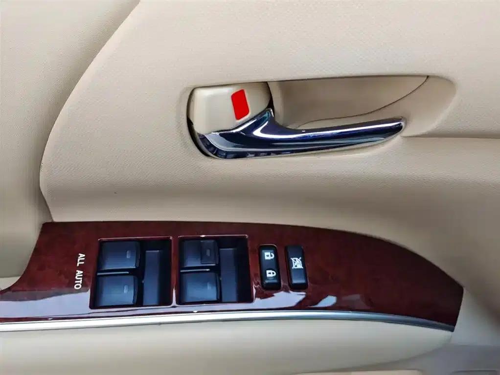 2017 Previa 2.4L Middle East Edition — миниатюра 18
