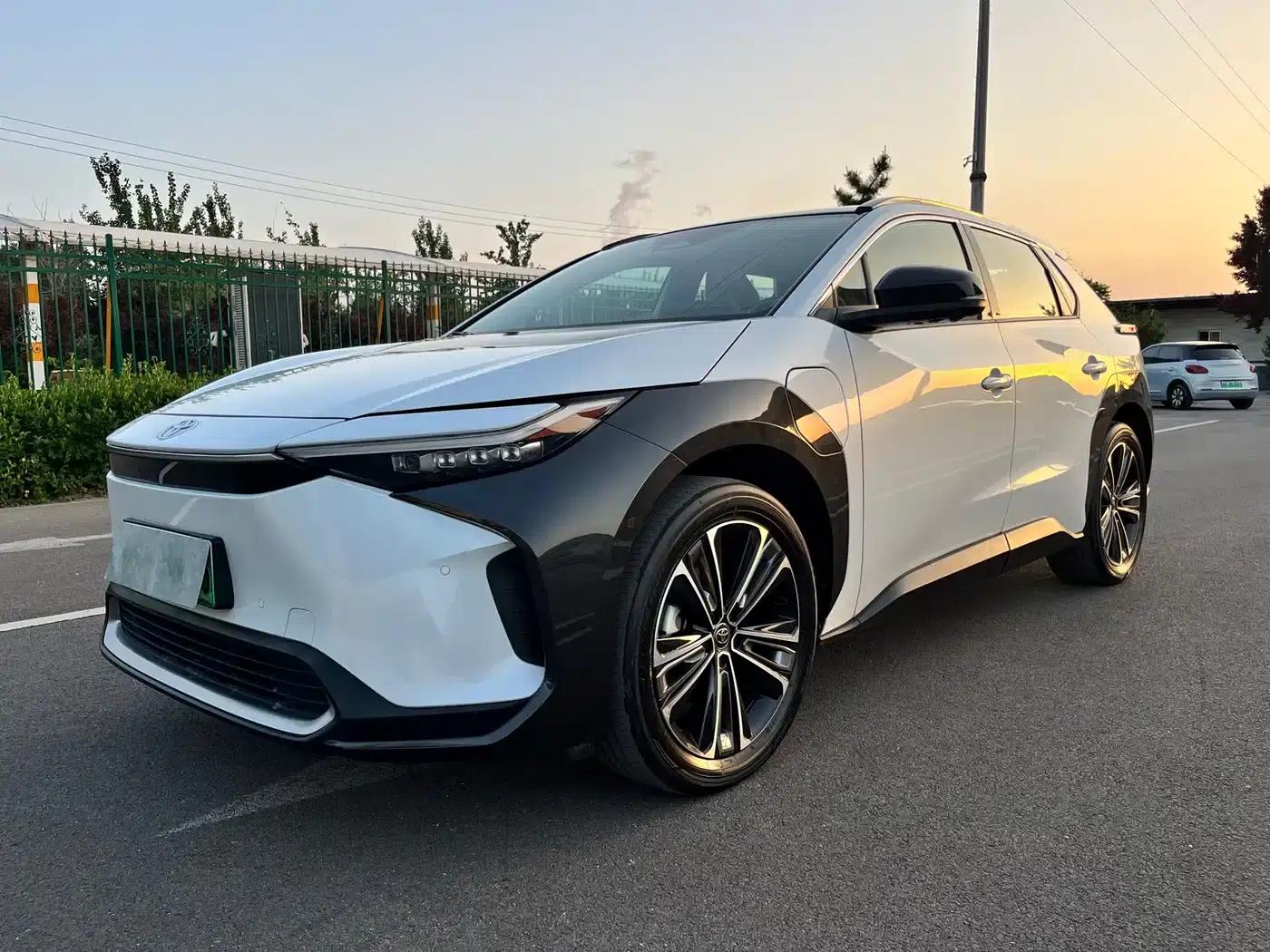 FAW Toyota bZ4X 2022 All-Wheel Drive High-Performance Premium Edition — миниатюра 1