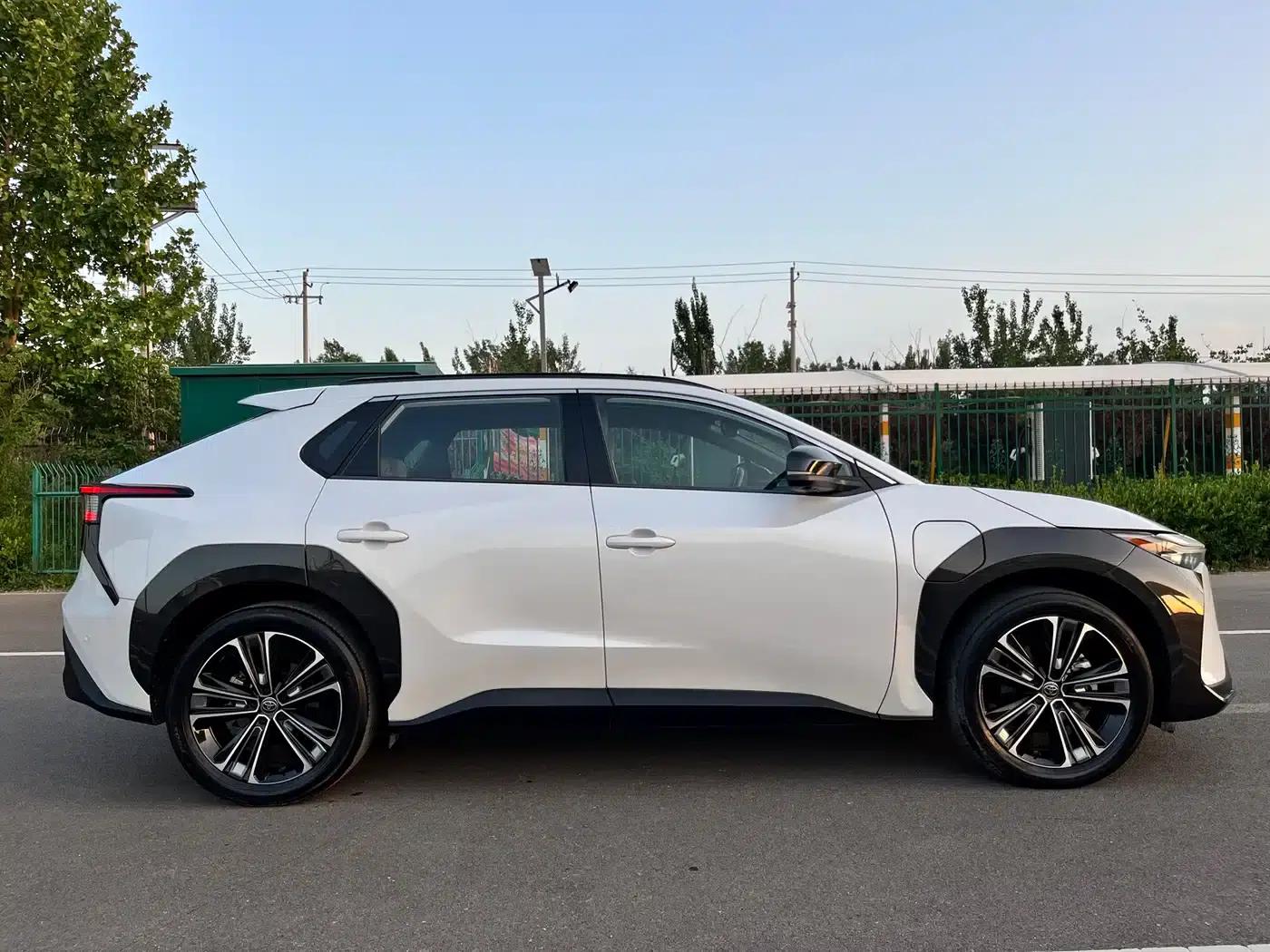 FAW Toyota bZ4X 2022 All-Wheel Drive High-Performance Premium Edition — миниатюра 14