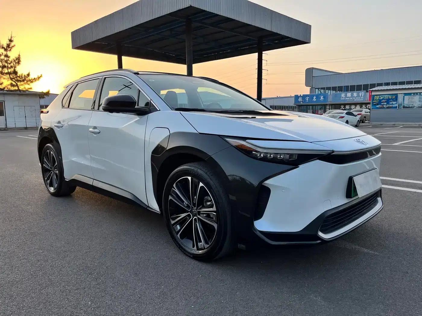 FAW Toyota bZ4X 2022 All-Wheel Drive High-Performance Premium Edition — миниатюра 3