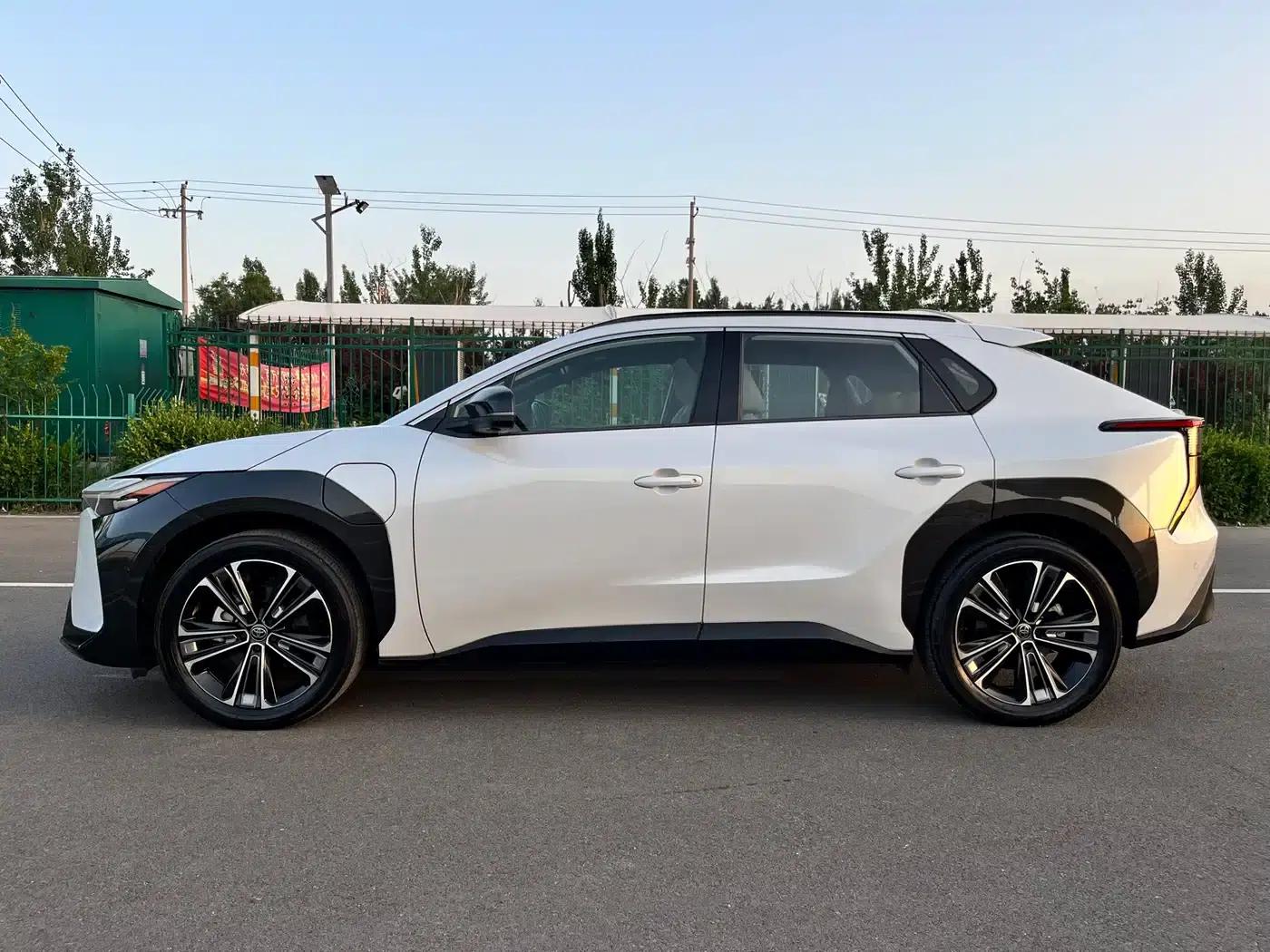 FAW Toyota bZ4X 2022 All-Wheel Drive High-Performance Premium Edition — миниатюра 4
