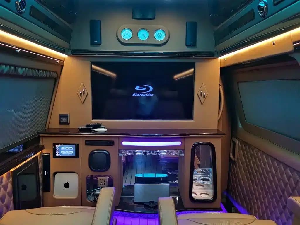 Ford E350 2011 5.4L Platinum Edition — миниатюра 13