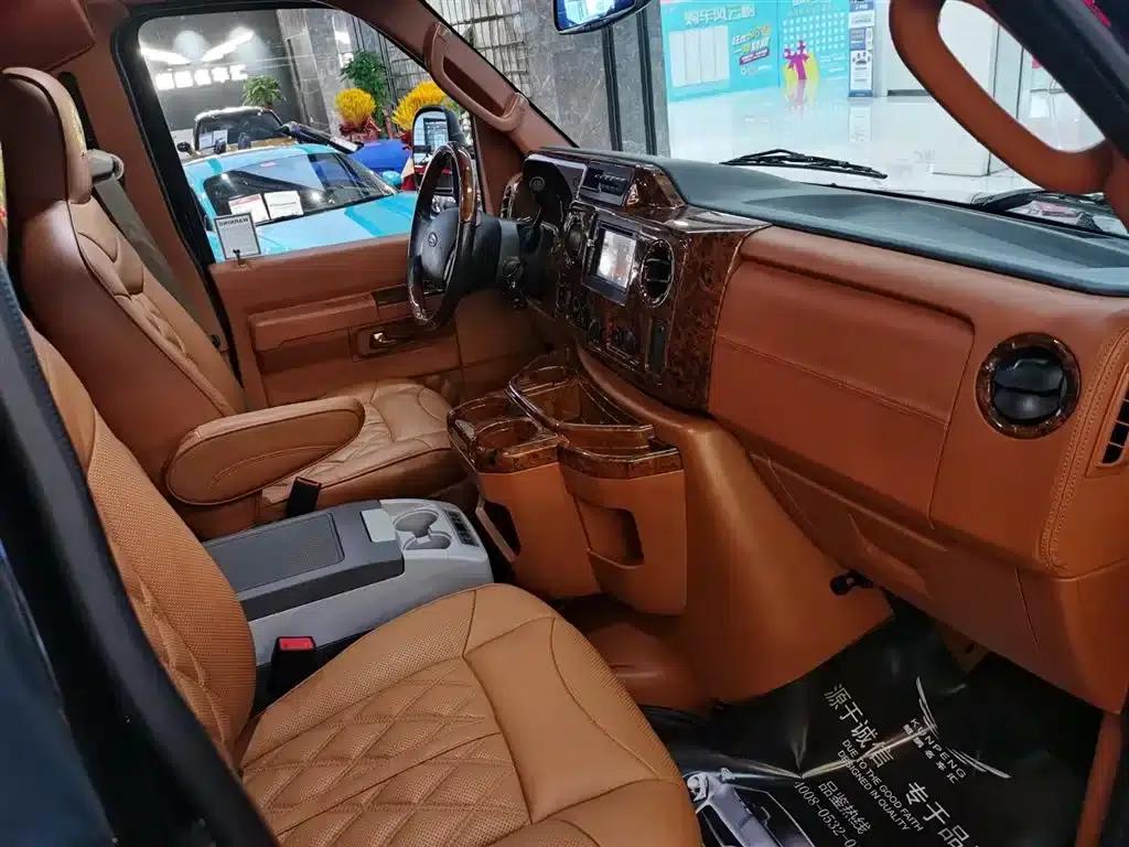 Ford E350 2011 5.4L Platinum Edition — миниатюра 14