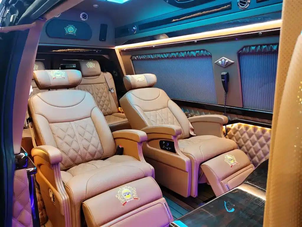 Ford E350 2011 5.4L Platinum Edition — миниатюра 6