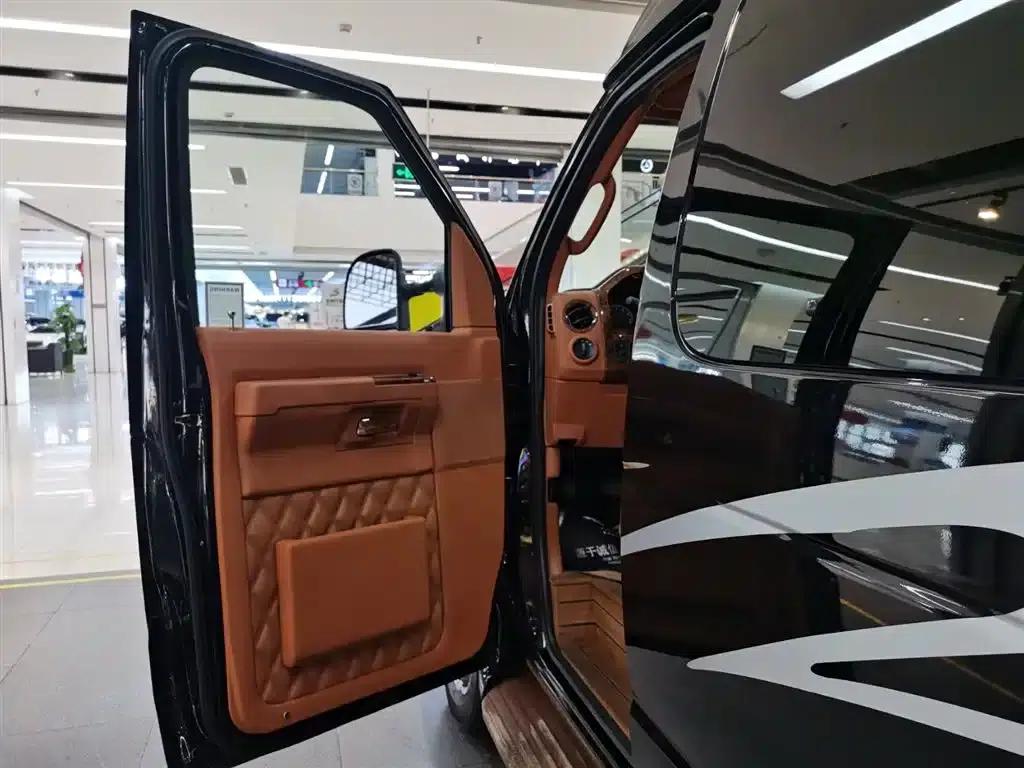Ford E350 2011 5.4L Platinum Edition — миниатюра 7