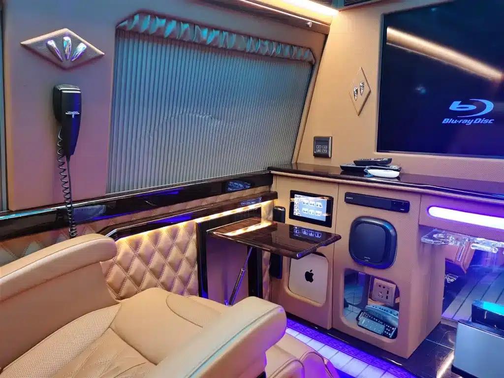 Ford E350 2011 5.4L Platinum Edition — миниатюра 8