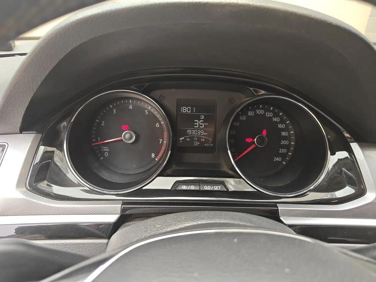 Volkswagen Bora 2017 1.6L Manual Comfort Model — миниатюра 12