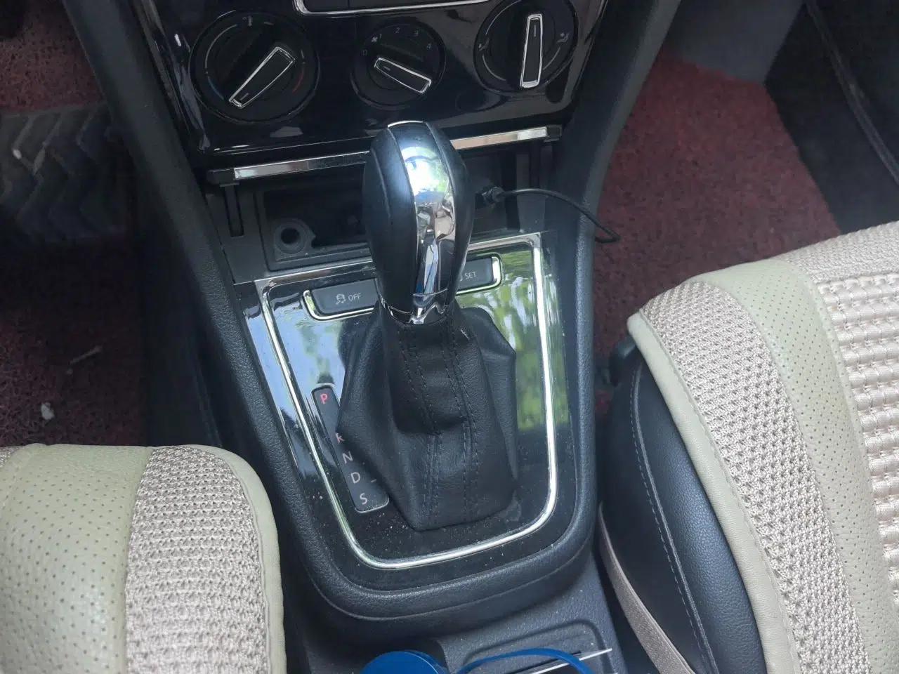Volkswagen Bora 2014 1.6L Automatic Comfort Model — миниатюра 15