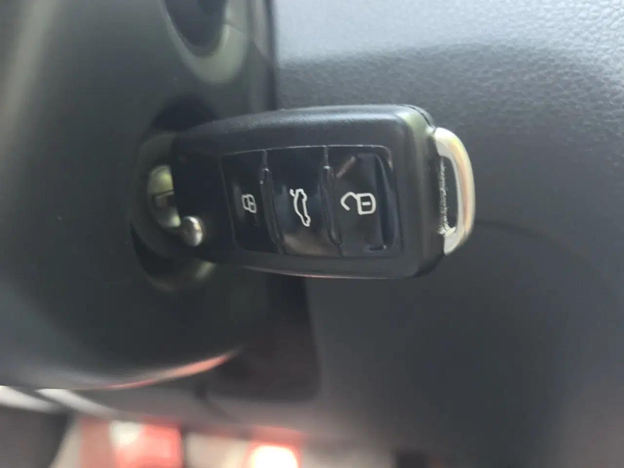 Volkswagen Bora 2014 1.6L Automatic Comfort Model — миниатюра 9
