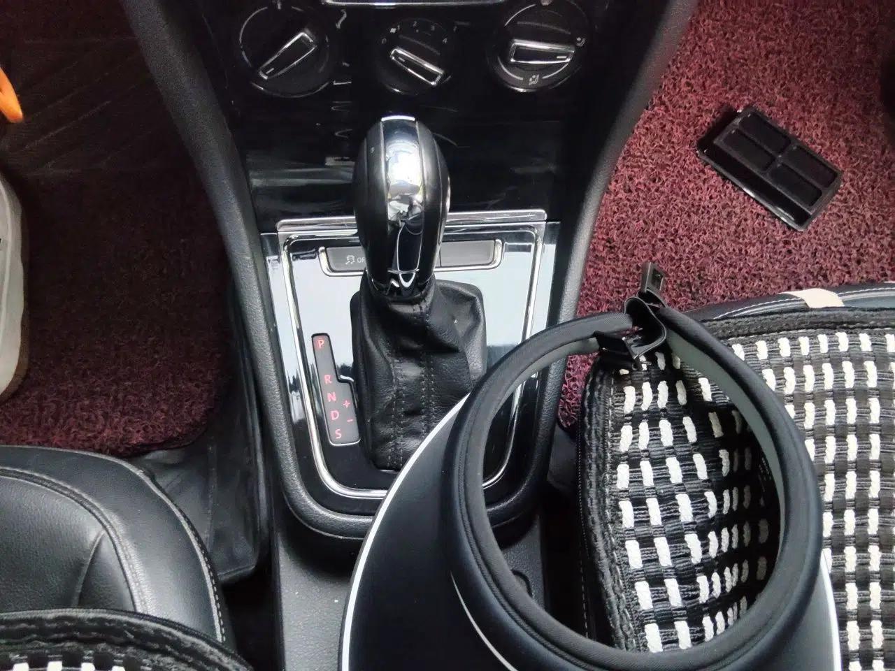 Volkswagen Bora 2013 1.6L Automatic Comfort Model — миниатюра 15