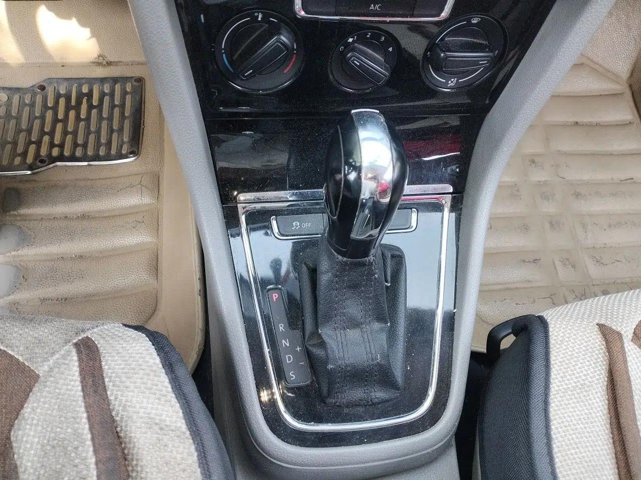 Volkswagen Bora 2014 1.6L Automatic Fashion Model — миниатюра 15