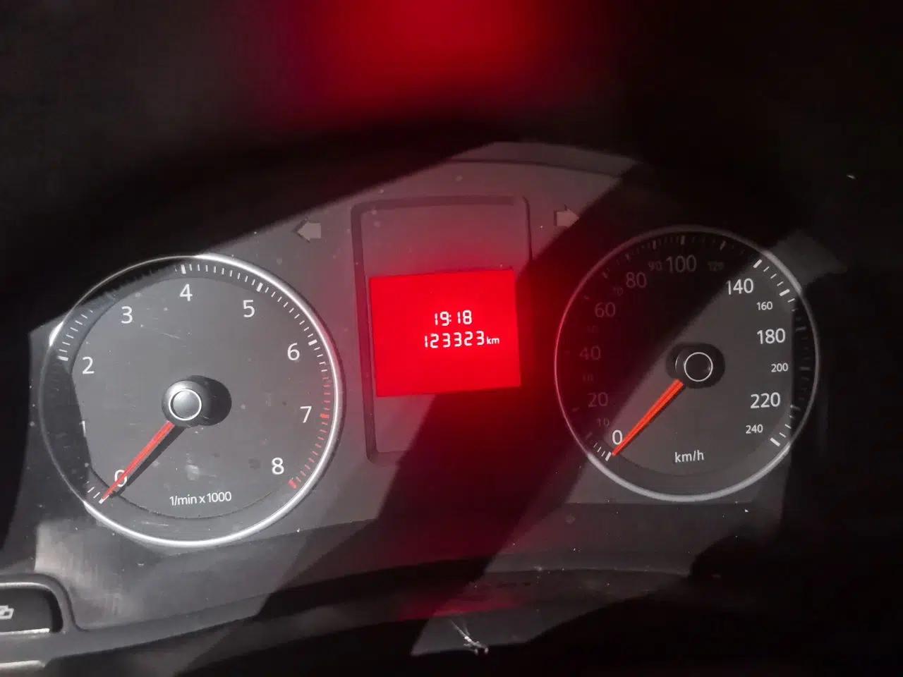 Volkswagen Bora 2012 1.6L Manual Comfort Value Edition — миниатюра 13