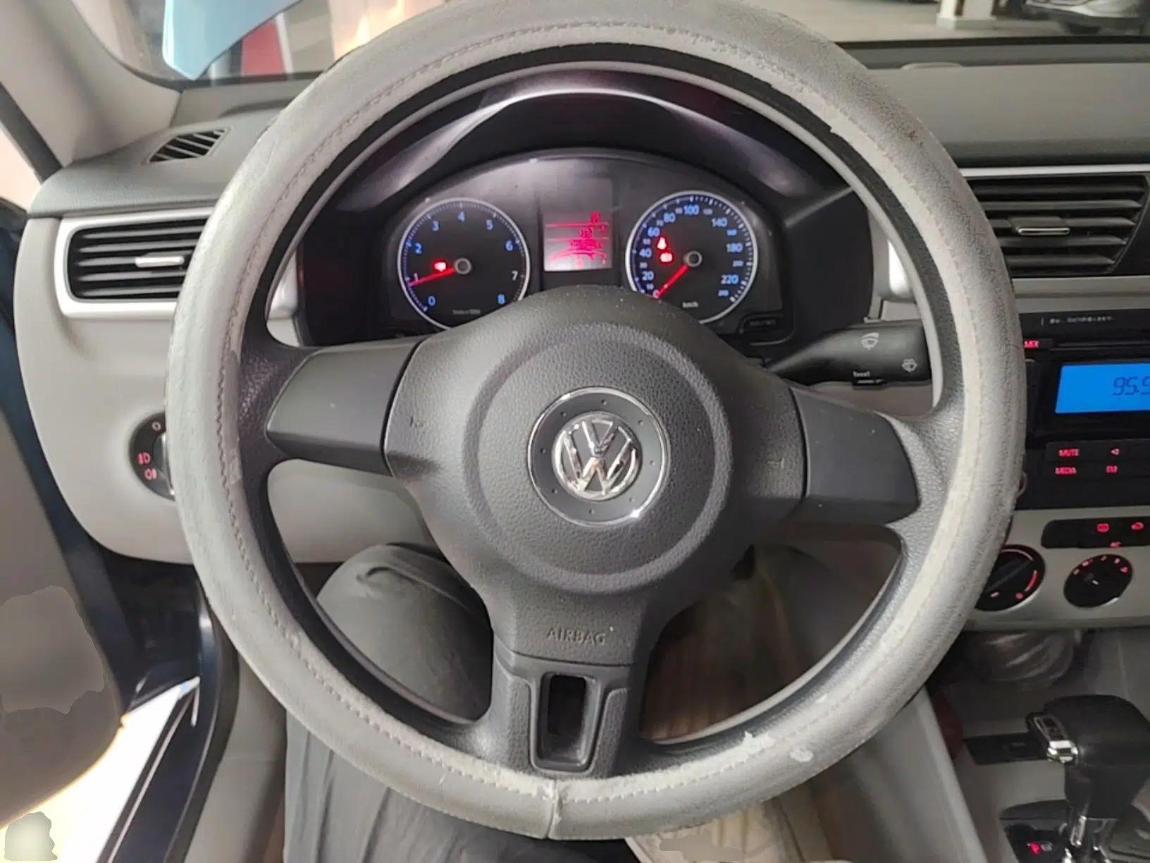 Volkswagen Bora 2011 1.6L Automatic Fashion Edition — миниатюра 11
