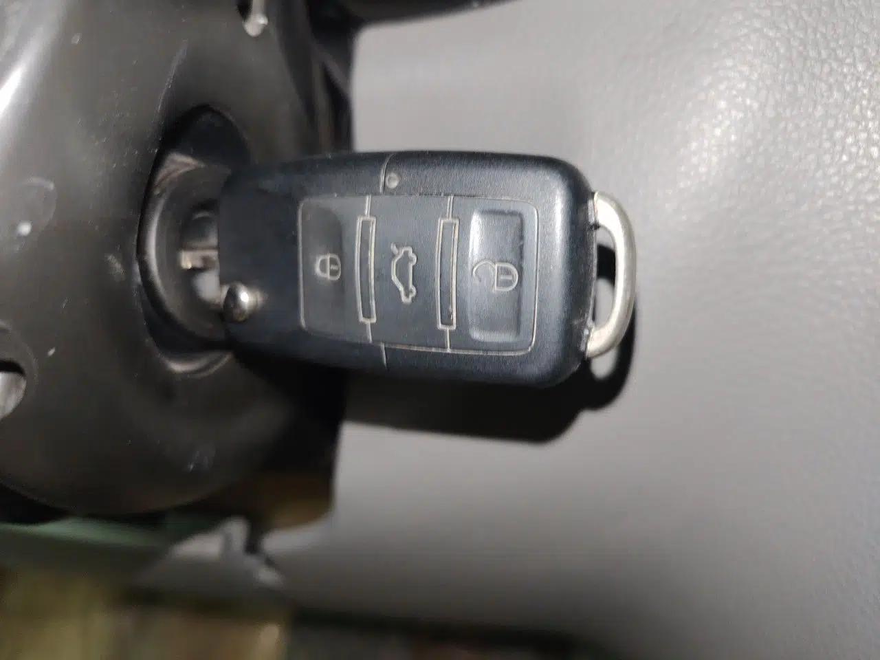 Volkswagen Bora 2011 1.6L Automatic Fashion Edition — миниатюра 9