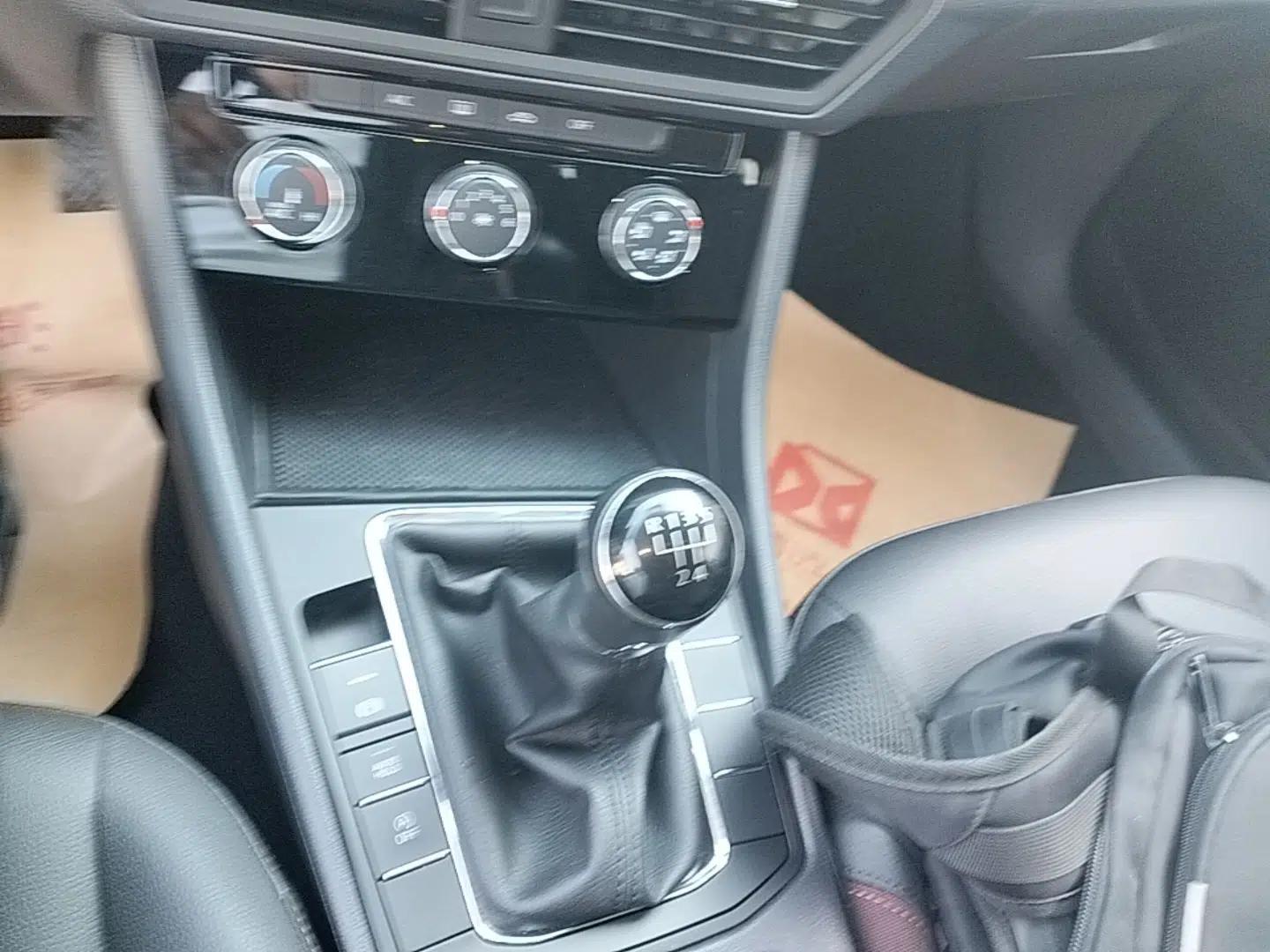 Volkswagen Bora 2020 1.5L Manual Comfort Version — миниатюра 17