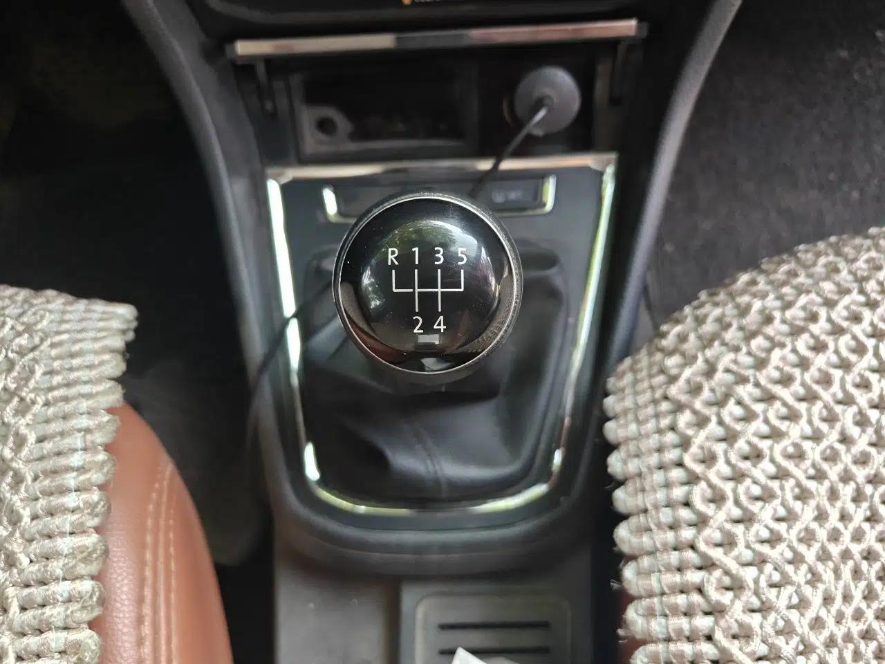 Volkswagen Bora 2018 1.5L Manual Fashion Model — миниатюра 15