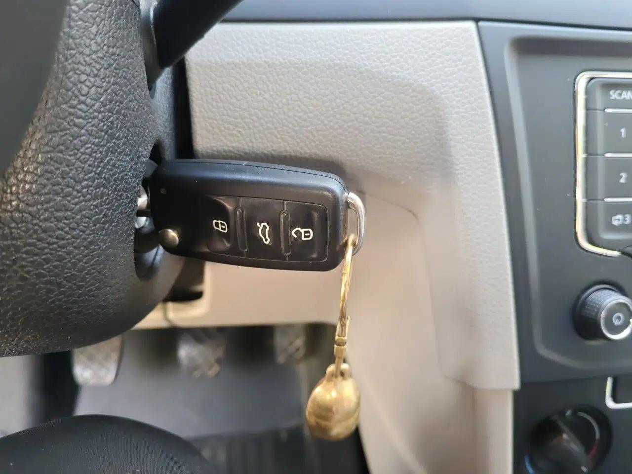 Volkswagen Bora 2016 1.6L Manual Fashion Edition — миниатюра 9