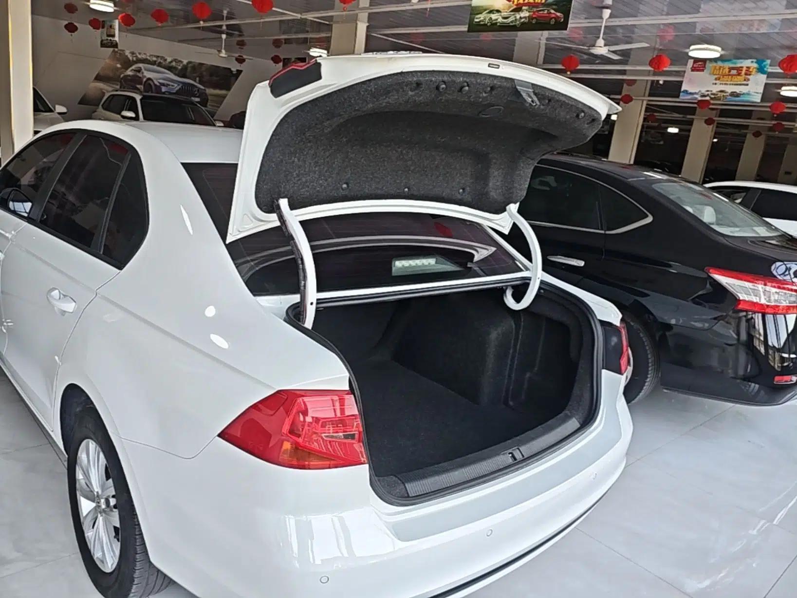 Volkswagen Bora 2016 1.6L Automatic Fashion Model — миниатюра 21