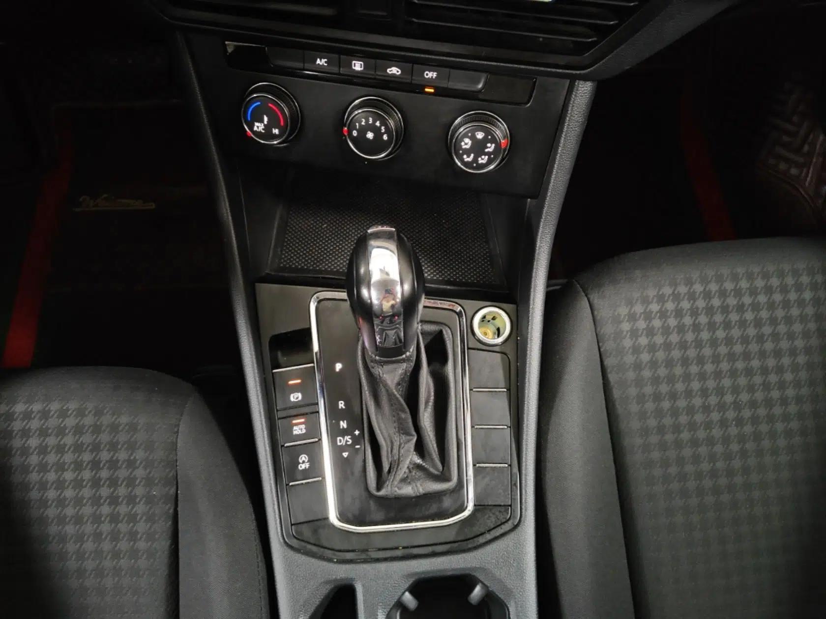 Volkswagen Bora 2021 1.5L Automatic Fashionable Smart Connectivity Version — миниатюра 17