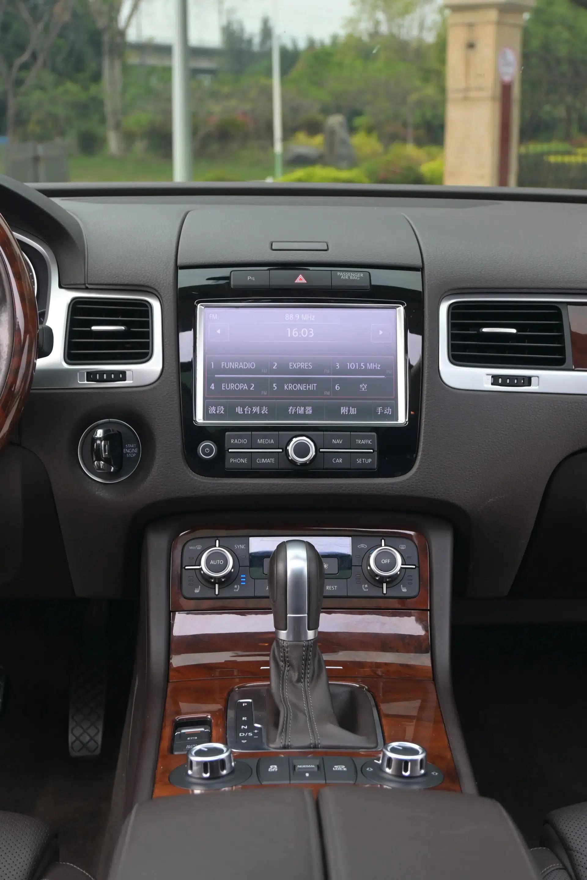Volkswagen Touareg 2011 3.0 TSI Comfort Version — миниатюра 12