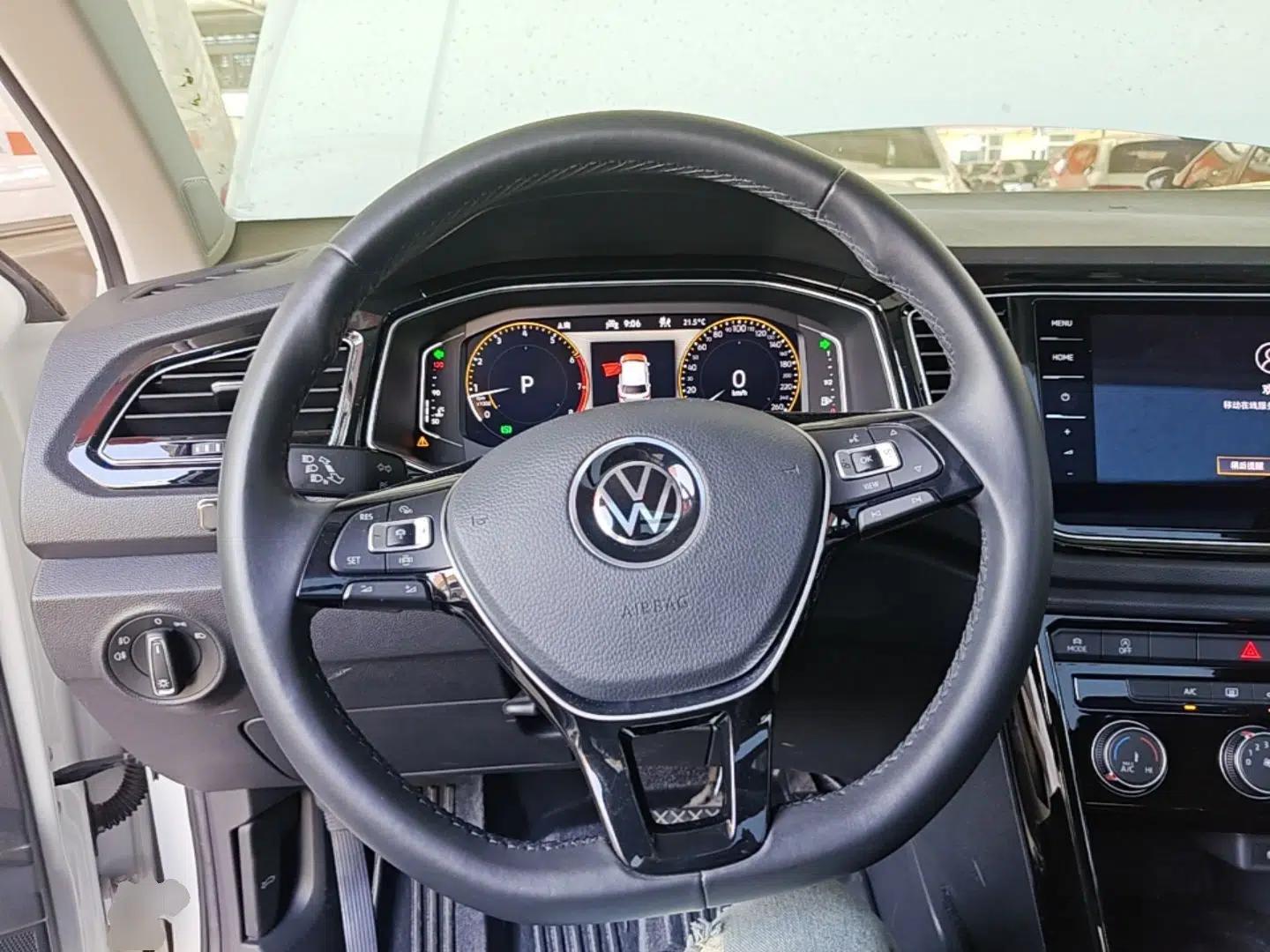 Volkswagen T-ROC 2021 280TSI DSG Two-Wheel Drive Comfort Connect 30th Anniversary Edition — миниатюра 14