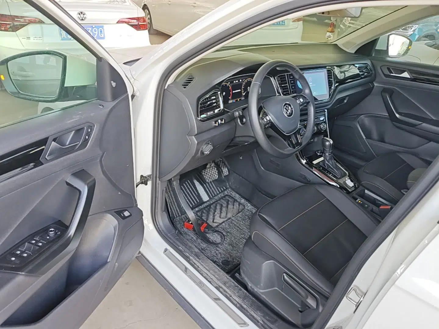 Volkswagen T-ROC 2021 280TSI DSG Two-Wheel Drive Comfort Connect 30th Anniversary Edition — миниатюра 19