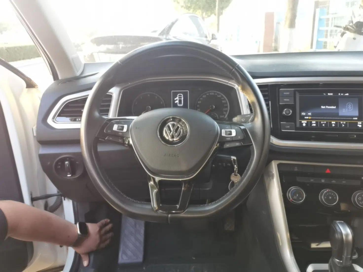 Volkswagen T-ROC 2020 230TSI DSG Two-Wheel Drive Advanced Version — миниатюра 11