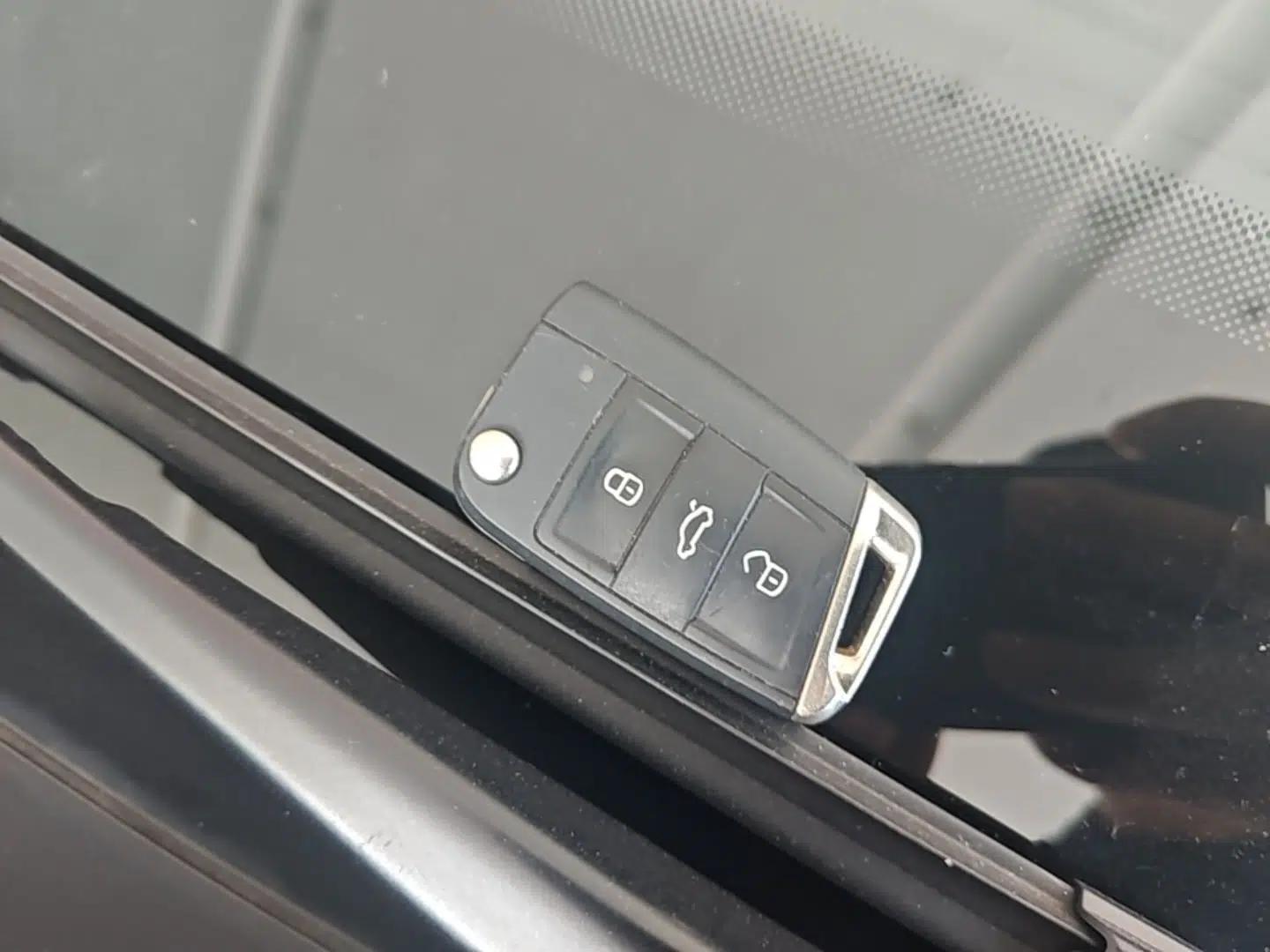 Volkswagen T-ROC 2021 280TSI DSG Two-Wheel Drive Comfort Connect Edition — миниатюра 12
