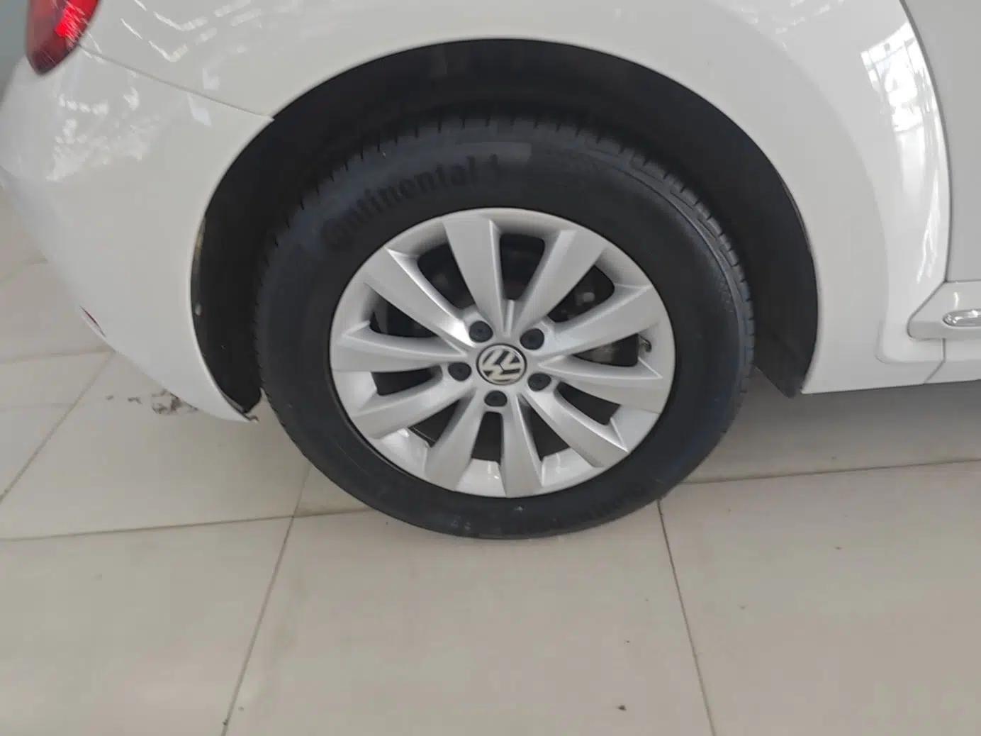 Volkswagen Beetle 2015 180TSI model — миниатюра 10