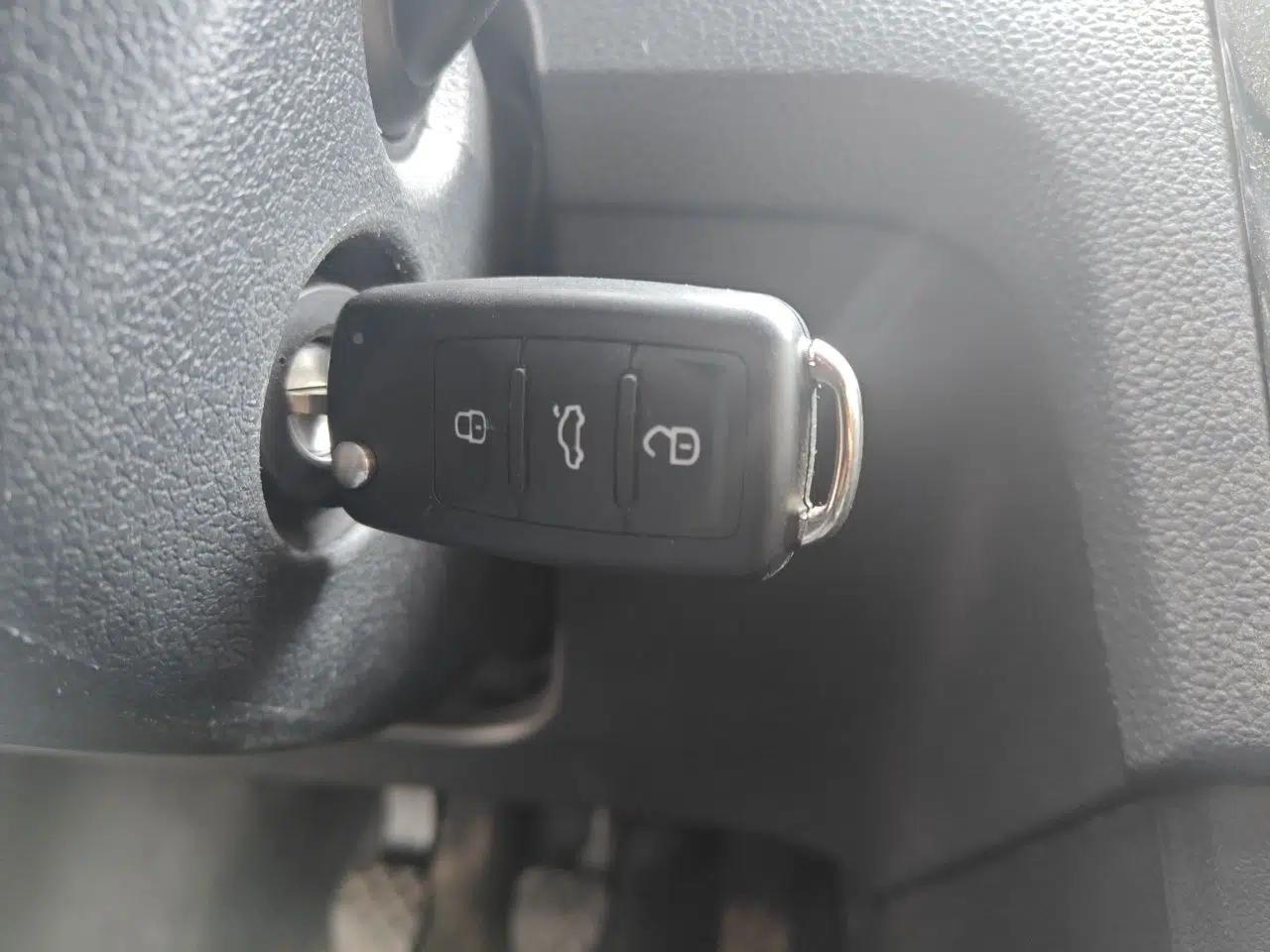 Volkswagen Santana 2015 1.6L Manual Comfort Edition — миниатюра 9