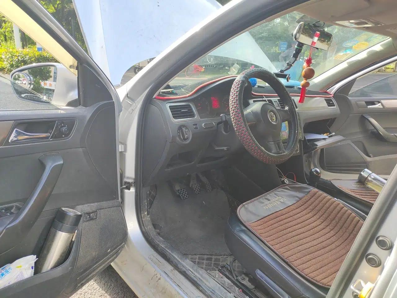 Volkswagen Santana 2015 1.6L Manual Comfort Edition — миниатюра 17