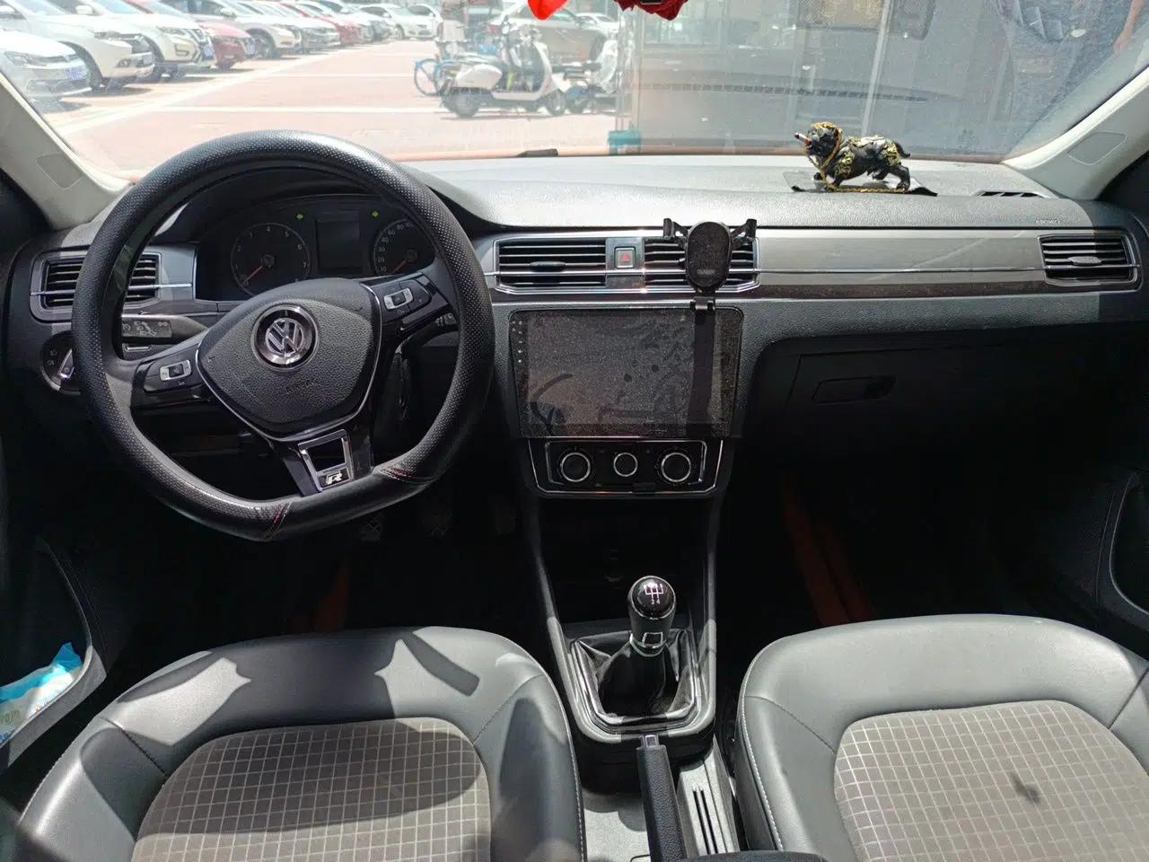 Volkswagen Santana 2016 1.6L Manual Comfort Edition — миниатюра 10