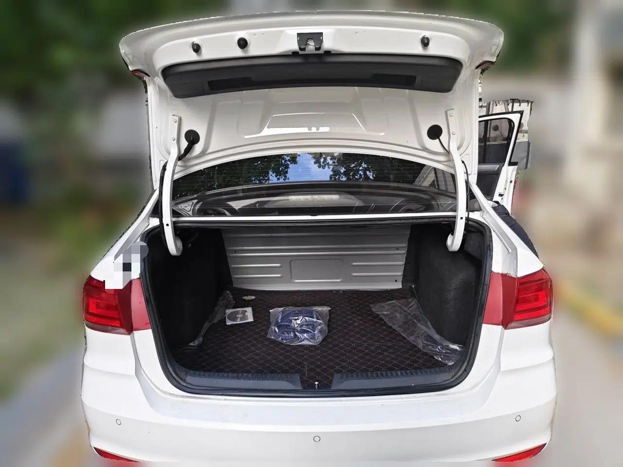 Volkswagen Santana 2016 1.6L Automatic Comfort Edition — миниатюра 20