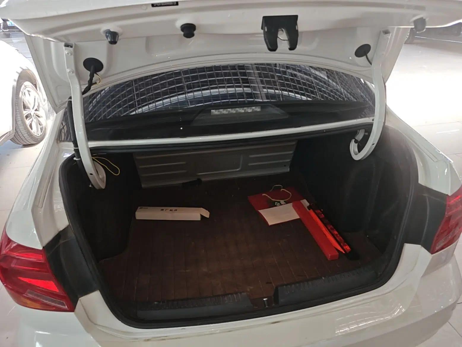Volkswagen Jetta 2017 1.5L Manual Fashion Edition — миниатюра 22
